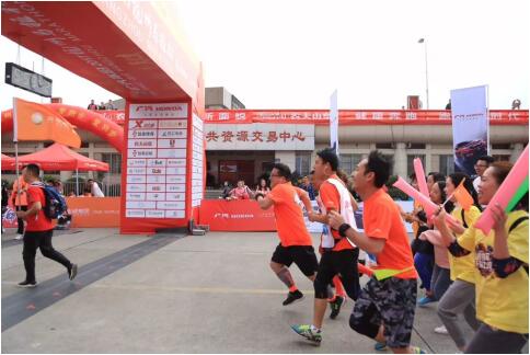 韦杰五次征战马拉松 战胜自己就是胜利